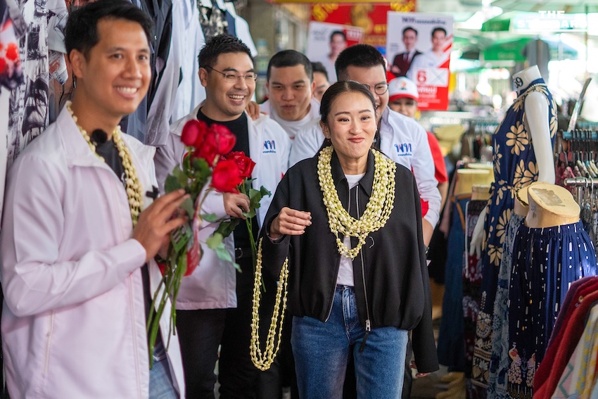 แพทองธาร ชินวัตร หัวหน้าครอบครัวเพื่อไทย ลงพื้นที่หาเสียงที่ตลาดวโรรส (กาดหลวง) เชียงใหม่ พร้อมรับการ์ดฝากความห่วงใยถึง ทักษิณ ชินวัตร 3