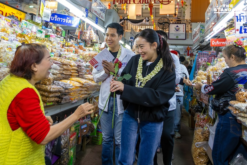แพทองธาร ชินวัตร หัวหน้าครอบครัวเพื่อไทย ลงพื้นที่หาเสียงที่ตลาดวโรรส (กาดหลวง) เชียงใหม่ พร้อมรับการ์ดฝากความห่วงใยถึง ทักษิณ ชินวัตร 4