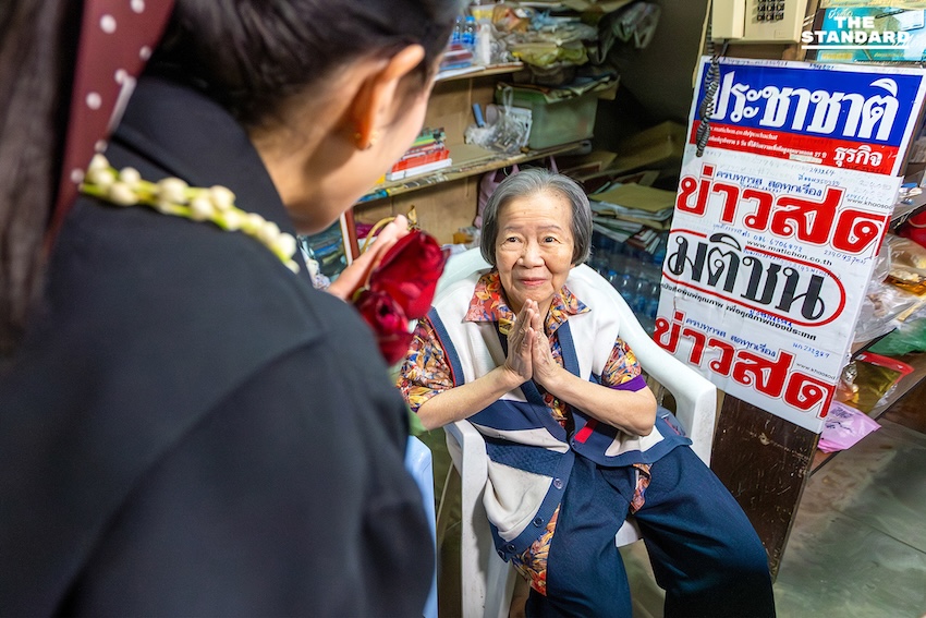 แพทองธาร ชินวัตร หัวหน้าครอบครัวเพื่อไทย ลงพื้นที่หาเสียงที่ตลาดวโรรส (กาดหลวง) เชียงใหม่ พร้อมรับการ์ดฝากความห่วงใยถึง ทักษิณ ชินวัตร 5