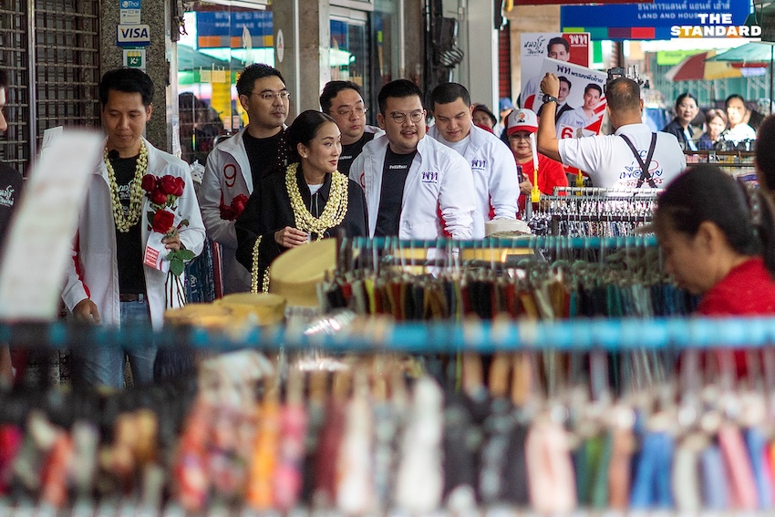 แพทองธาร ชินวัตร หัวหน้าครอบครัวเพื่อไทย ลงพื้นที่หาเสียงที่ตลาดวโรรส (กาดหลวง) เชียงใหม่ พร้อมรับการ์ดฝากความห่วงใยถึง ทักษิณ ชินวัตร 6