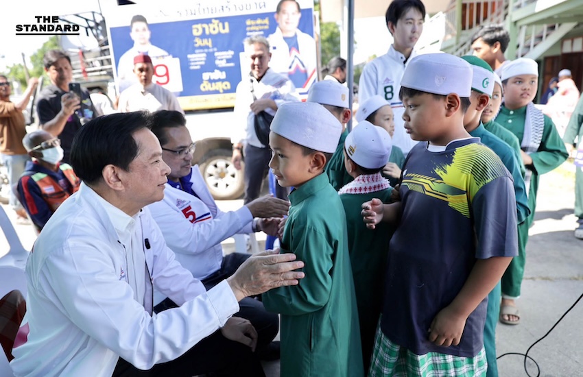 พีระพันธุ์ สาลีรัฐวิภาค หัวหน้าพรรครวมไทยสร้างชาติ ลงพื้นที่พบประชาชนที่มีนบุรี-หนองจอก พร้อมประกาศนโยบายลดราคาน้ำมันเหลือ 25 บาท 4