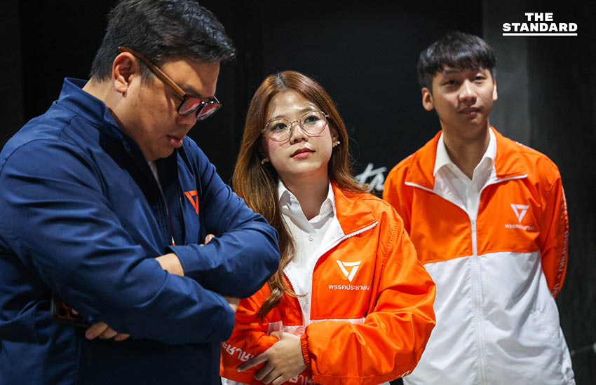 ภาพผู้สมัคร สส. และทีมบริหารพรรคประชาชนร่วมกิจกรรม 'พิมพ์ส้มล้มคอร์รัปชัน' เสนอแนวทางปราบโกง 1