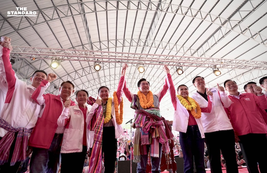 พรรคเพื่อไทยลงพื้นที่หาเสียง 4 จังหวัดอีสาน ชูนโยบายเศรษฐีเงินล้านและแก้หนี้ 4