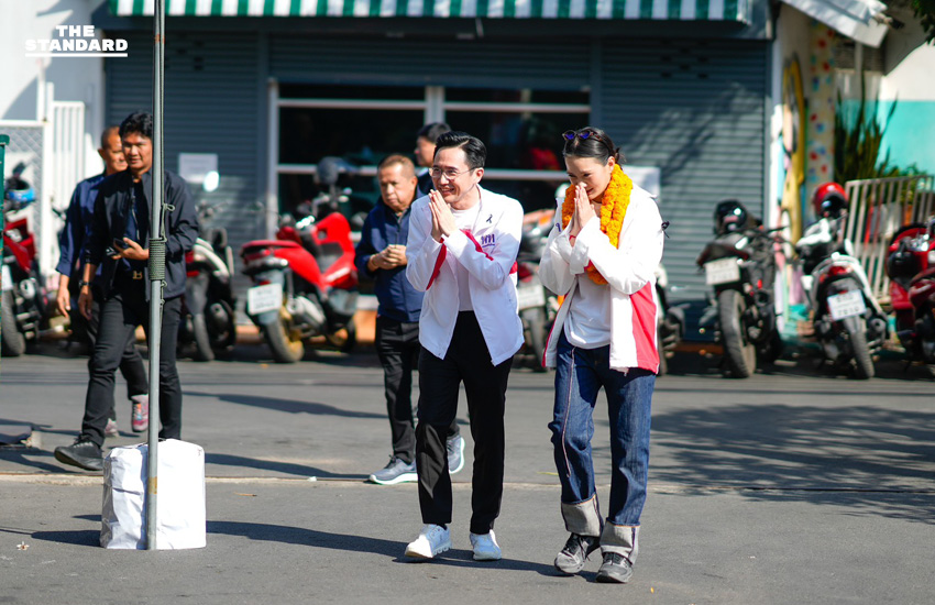 ยศชนัน-สุริยะ นำทีมเพื่อไทย ลงพื้นที่คลองเตยรับฟังปัญหาชาวบ้าน ดันนโยบายบ้านเพื่อคนคลองเตย หากเป็นแกนนำรัฐบาล 2