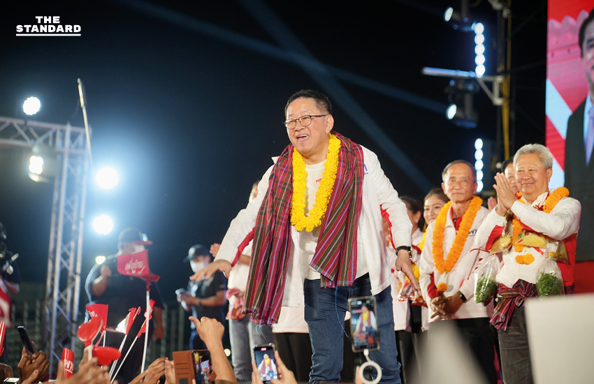 ศ.ดร.ยศชนัน วงศ์สวัสดิ์ แคนดิเดตนายกรัฐมนตรีพรรคเพื่อไทย สักการะอนุสาวรีย์ท้าวสุรนารีที่โคราชและพบปะประชาชนในการหาเสียง 3