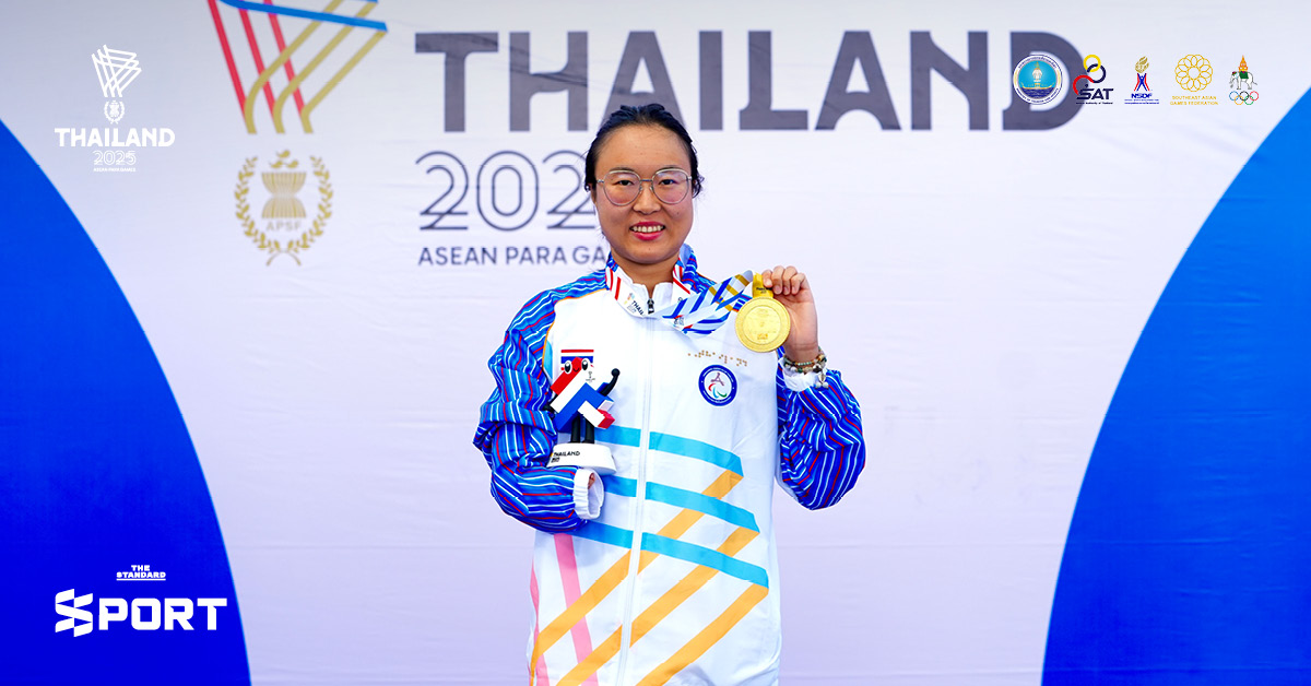 ปิ่น-อัญชญา เกตุแก้ว นักว่ายน้ำทีมชาติไทยในชุดแข่งขัน กำลังมองไปยังสระว่ายน้ำด้วยความมุ่งมั่น