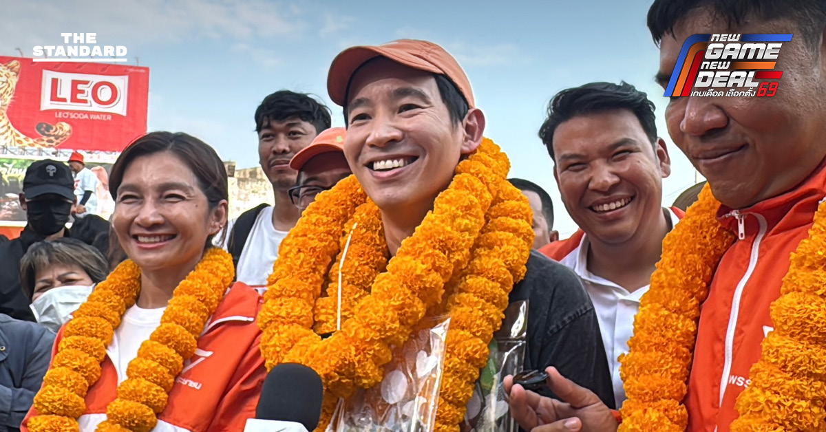 พิธา ลิ้มเจริญรัตน์ ปราศรัยบนเวทีในการหาเสียงที่ระยอง