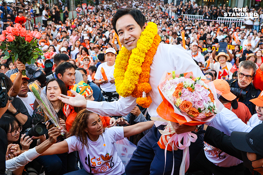 พิธา ลิ้มเจริญรัตน์ ปราศรัยบนเวที 'เชื่อในประชาชน Trust The People' ของพรรคประชาชน ที่สามย่านมิตรทาวน์ 1