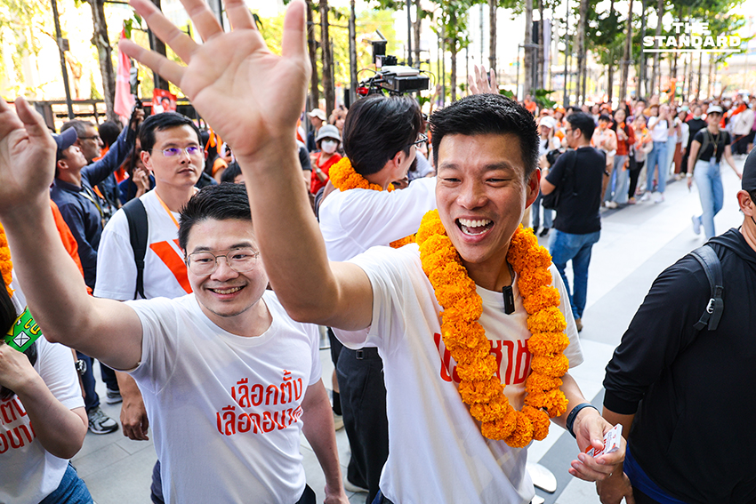 พิธา ลิ้มเจริญรัตน์ ปราศรัยบนเวที 'เชื่อในประชาชน Trust The People' ของพรรคประชาชน ที่สามย่านมิตรทาวน์ 10