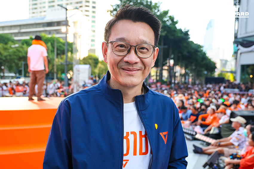 พิธา ลิ้มเจริญรัตน์ ปราศรัยบนเวที 'เชื่อในประชาชน Trust The People' ของพรรคประชาชน ที่สามย่านมิตรทาวน์ 11