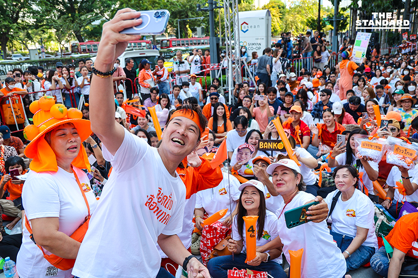 พิธา ลิ้มเจริญรัตน์ ปราศรัยบนเวที 'เชื่อในประชาชน Trust The People' ของพรรคประชาชน ที่สามย่านมิตรทาวน์ 13
