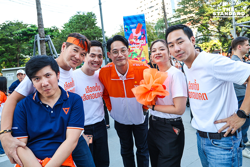พิธา ลิ้มเจริญรัตน์ ปราศรัยบนเวที 'เชื่อในประชาชน Trust The People' ของพรรคประชาชน ที่สามย่านมิตรทาวน์ 14