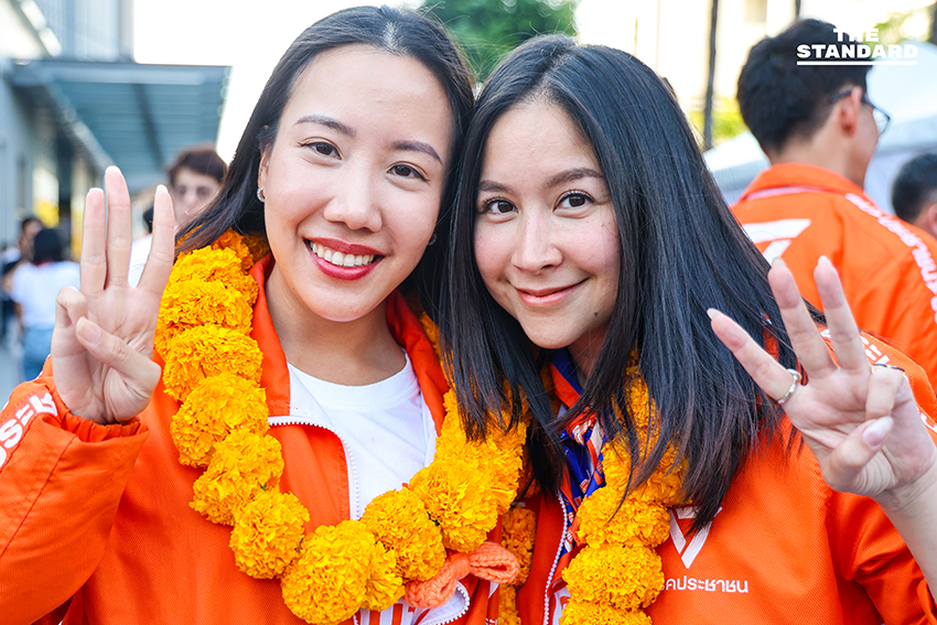 พิธา ลิ้มเจริญรัตน์ ปราศรัยบนเวที 'เชื่อในประชาชน Trust The People' ของพรรคประชาชน ที่สามย่านมิตรทาวน์ 15