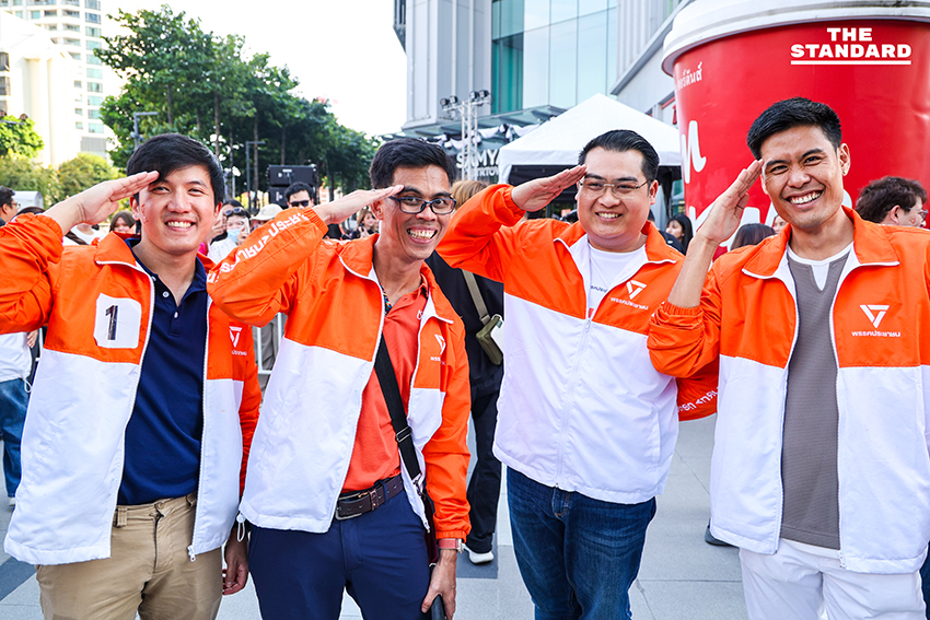 พิธา ลิ้มเจริญรัตน์ ปราศรัยบนเวที 'เชื่อในประชาชน Trust The People' ของพรรคประชาชน ที่สามย่านมิตรทาวน์ 16