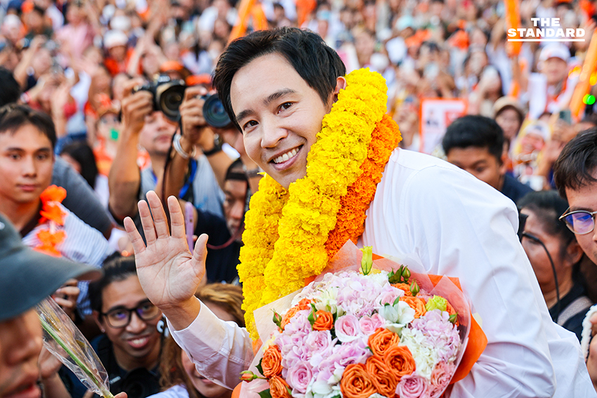 พิธา ลิ้มเจริญรัตน์ ปราศรัยบนเวที 'เชื่อในประชาชน Trust The People' ของพรรคประชาชน ที่สามย่านมิตรทาวน์ 17