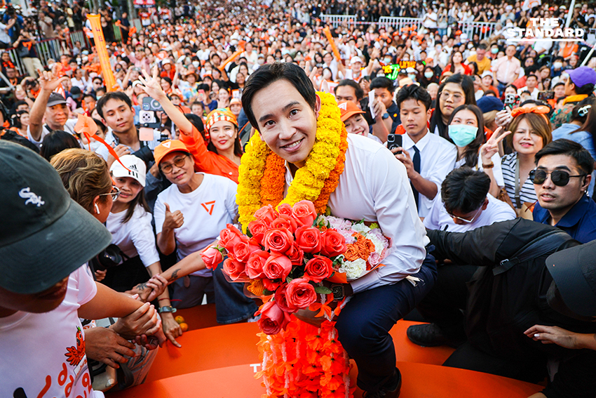 พิธา ลิ้มเจริญรัตน์ ปราศรัยบนเวที 'เชื่อในประชาชน Trust The People' ของพรรคประชาชน ที่สามย่านมิตรทาวน์ 18