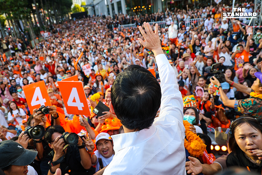 พิธา ลิ้มเจริญรัตน์ ปราศรัยบนเวที 'เชื่อในประชาชน Trust The People' ของพรรคประชาชน ที่สามย่านมิตรทาวน์ 19