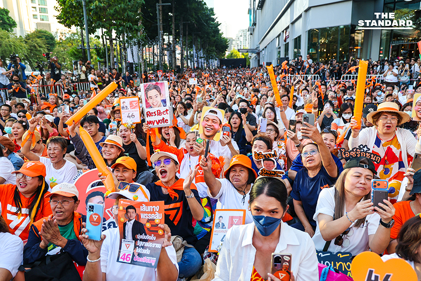 พิธา ลิ้มเจริญรัตน์ ปราศรัยบนเวที 'เชื่อในประชาชน Trust The People' ของพรรคประชาชน ที่สามย่านมิตรทาวน์ 20