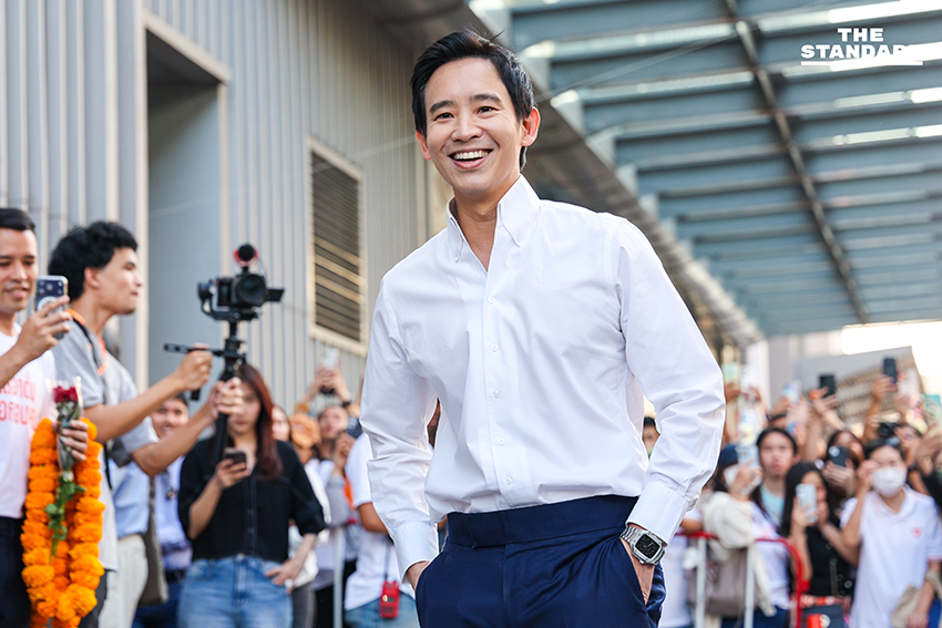 พิธา ลิ้มเจริญรัตน์ ปราศรัยบนเวที 'เชื่อในประชาชน Trust The People' ของพรรคประชาชน ที่สามย่านมิตรทาวน์ 3