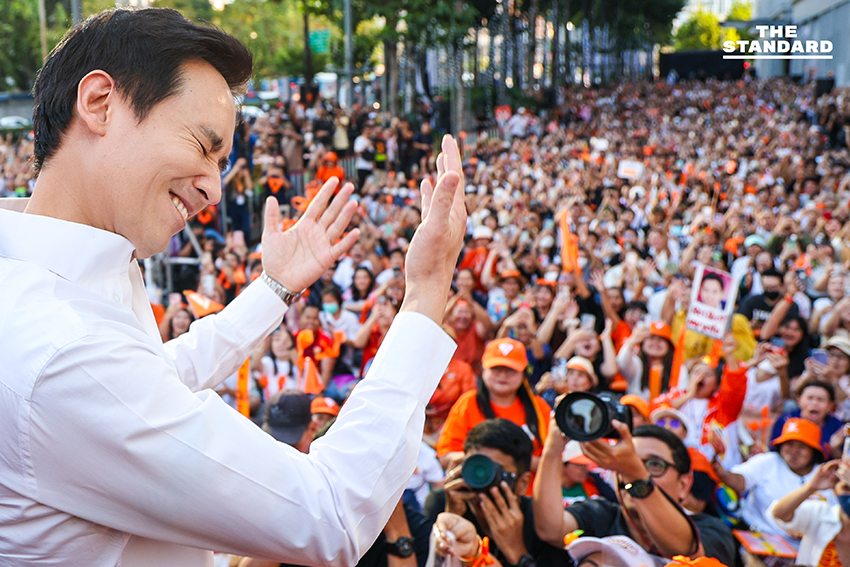 พิธา ลิ้มเจริญรัตน์ ปราศรัยบนเวที 'เชื่อในประชาชน Trust The People' ของพรรคประชาชน ที่สามย่านมิตรทาวน์ 4