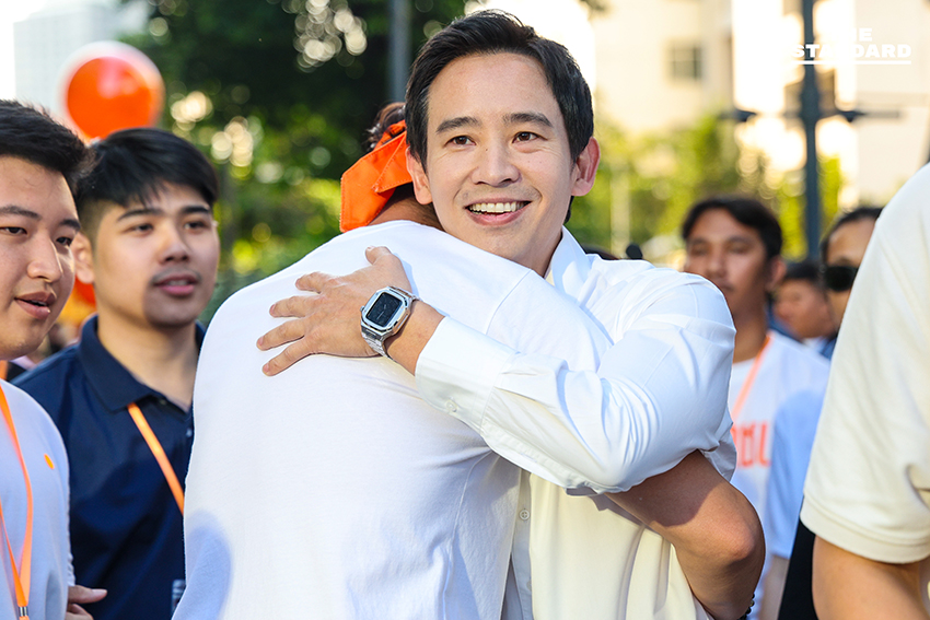 พิธา ลิ้มเจริญรัตน์ ปราศรัยบนเวที 'เชื่อในประชาชน Trust The People' ของพรรคประชาชน ที่สามย่านมิตรทาวน์ 7