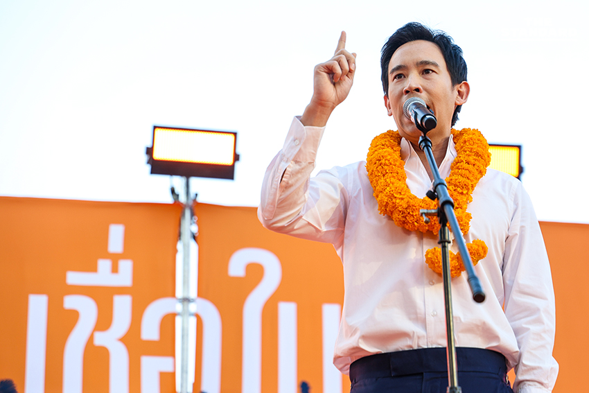 พิธา ลิ้มเจริญรัตน์ ปราศรัยบนเวที 'เชื่อในประชาชน Trust The People' ของพรรคประชาชน ที่สามย่านมิตรทาวน์ 8