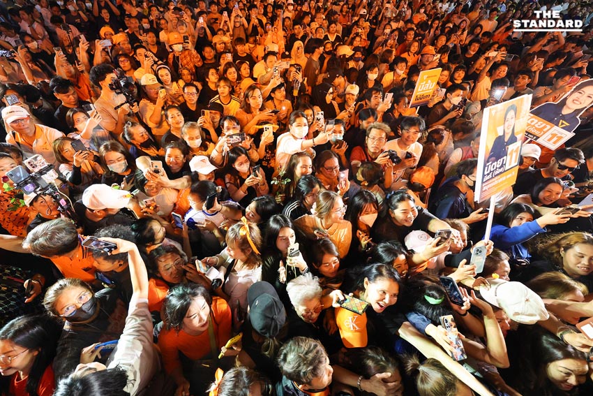 พิธา ลิ้มเจริญรัตน์ และ ศิริกัญญา ตันสกุล ปราศรัยบนเวทีใหญ่ที่จังหวัดสมุทรปราการ 10