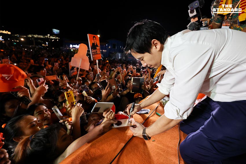 พิธา ลิ้มเจริญรัตน์ และ ศิริกัญญา ตันสกุล ปราศรัยบนเวทีใหญ่ที่จังหวัดสมุทรปราการ 11