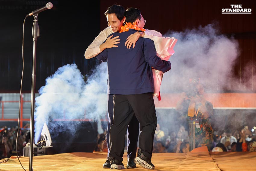 พิธา ลิ้มเจริญรัตน์ และ ศิริกัญญา ตันสกุล ปราศรัยบนเวทีใหญ่ที่จังหวัดสมุทรปราการ 3