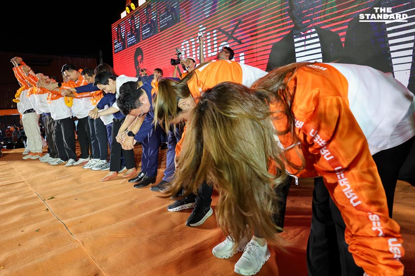 พิธา ลิ้มเจริญรัตน์ และ ศิริกัญญา ตันสกุล ปราศรัยบนเวทีใหญ่ที่จังหวัดสมุทรปราการ 4