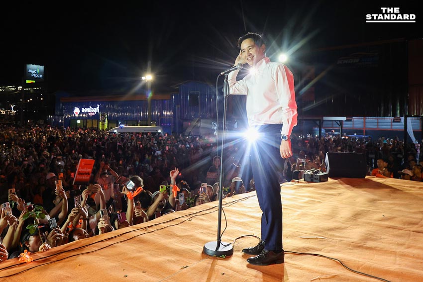 พิธา ลิ้มเจริญรัตน์ และ ศิริกัญญา ตันสกุล ปราศรัยบนเวทีใหญ่ที่จังหวัดสมุทรปราการ 5