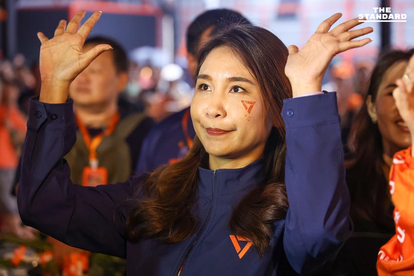 พิธา ลิ้มเจริญรัตน์ และ ศิริกัญญา ตันสกุล ปราศรัยบนเวทีใหญ่ที่จังหวัดสมุทรปราการ 6