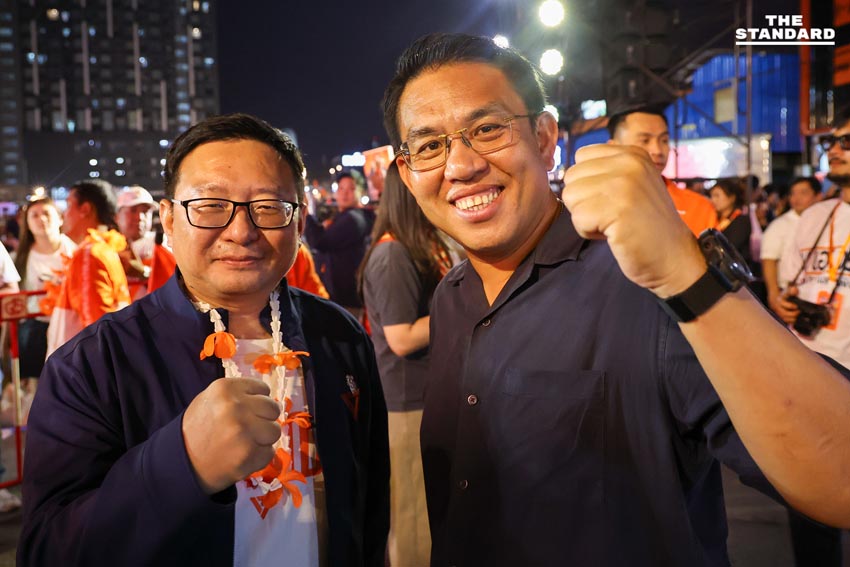 พิธา ลิ้มเจริญรัตน์ และ ศิริกัญญา ตันสกุล ปราศรัยบนเวทีใหญ่ที่จังหวัดสมุทรปราการ 8