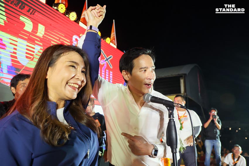 พิธา ลิ้มเจริญรัตน์ และ ศิริกัญญา ตันสกุล ปราศรัยบนเวทีใหญ่ที่จังหวัดสมุทรปราการ 9