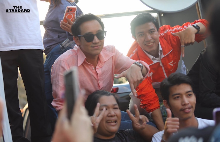 ภาพ พิธา ลิ้มเจริญรัตน์ ปราศรัยปลุกใจชาวชลบุรีที่หาดบางแสน ท่ามกลางบรรยากาศ 'ทะเลดาว' จากผู้สนับสนุน 1