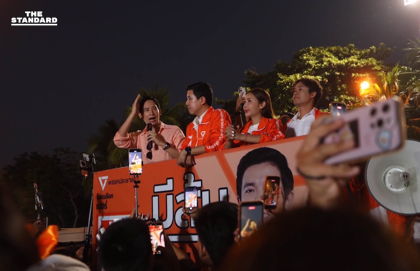 ภาพ พิธา ลิ้มเจริญรัตน์ ปราศรัยปลุกใจชาวชลบุรีที่หาดบางแสน ท่ามกลางบรรยากาศ 'ทะเลดาว' จากผู้สนับสนุน 2