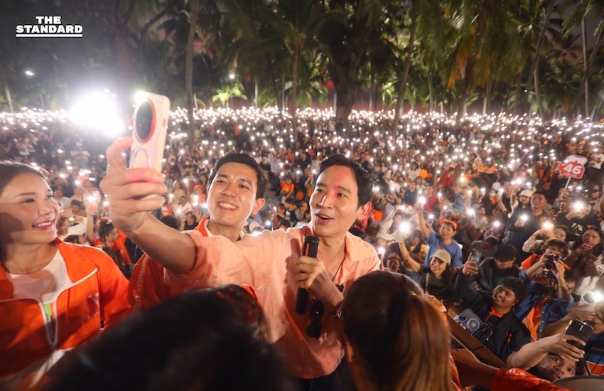 ภาพ พิธา ลิ้มเจริญรัตน์ ปราศรัยปลุกใจชาวชลบุรีที่หาดบางแสน ท่ามกลางบรรยากาศ 'ทะเลดาว' จากผู้สนับสนุน 3