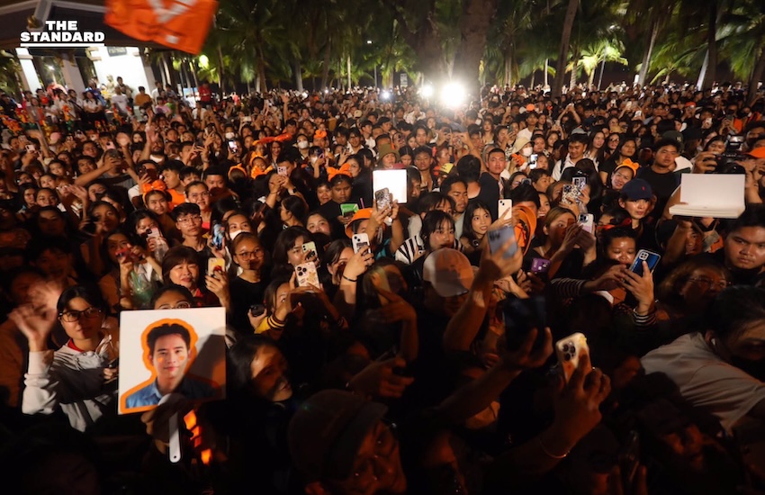 ภาพ พิธา ลิ้มเจริญรัตน์ ปราศรัยปลุกใจชาวชลบุรีที่หาดบางแสน ท่ามกลางบรรยากาศ 'ทะเลดาว' จากผู้สนับสนุน 4
