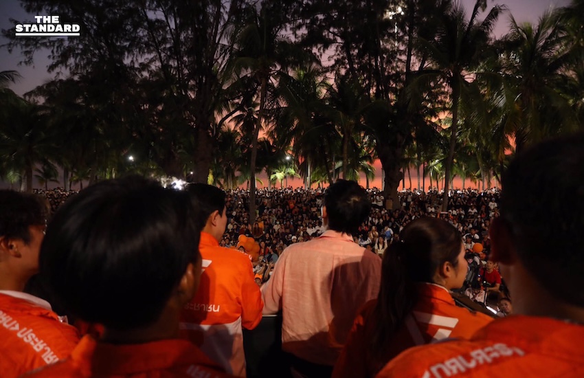 ภาพ พิธา ลิ้มเจริญรัตน์ ปราศรัยปลุกใจชาวชลบุรีที่หาดบางแสน ท่ามกลางบรรยากาศ 'ทะเลดาว' จากผู้สนับสนุน 5