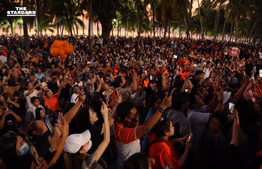 ภาพ พิธา ลิ้มเจริญรัตน์ ปราศรัยปลุกใจชาวชลบุรีที่หาดบางแสน ท่ามกลางบรรยากาศ 'ทะเลดาว' จากผู้สนับสนุน 6