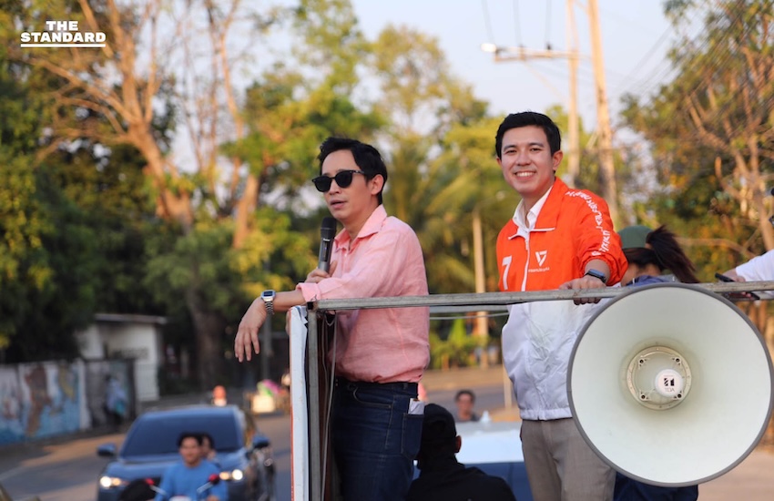 ภาพ พิธา ลิ้มเจริญรัตน์ ปราศรัยปลุกใจชาวชลบุรีที่หาดบางแสน ท่ามกลางบรรยากาศ 'ทะเลดาว' จากผู้สนับสนุน 7