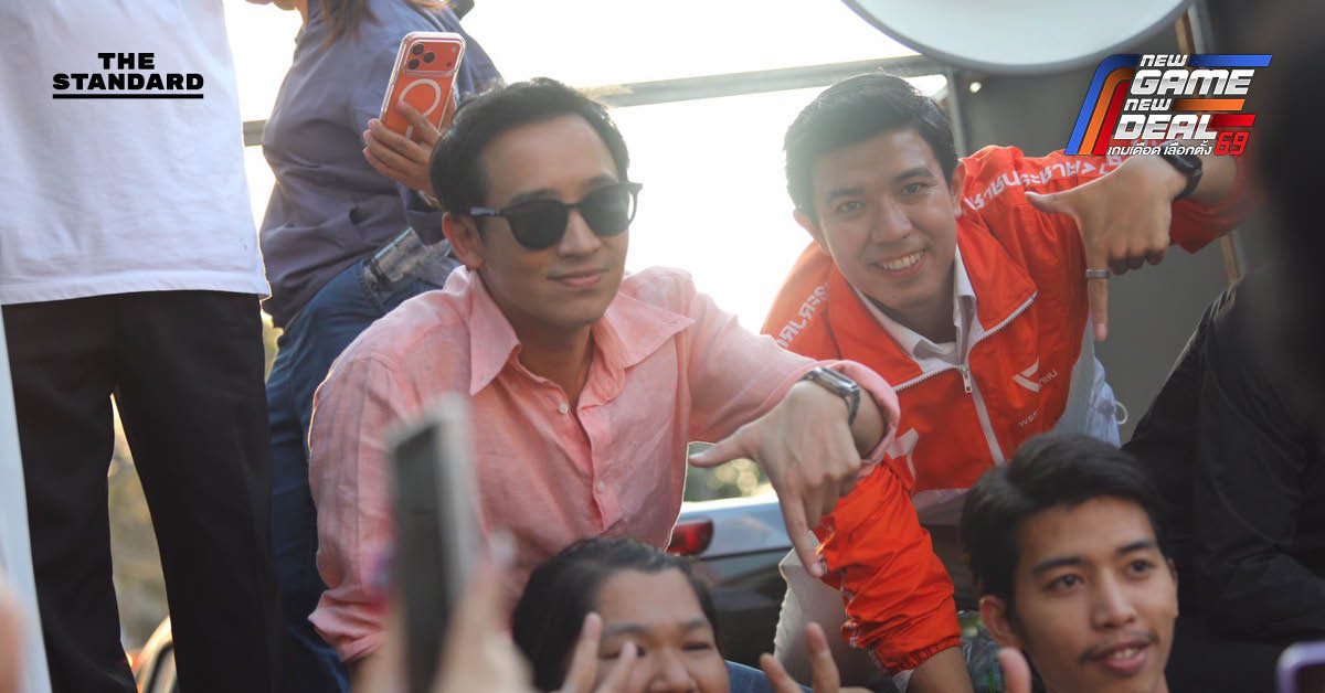 ภาพ พิธา ลิ้มเจริญรัตน์ ปราศรัยปลุกใจชาวชลบุรีที่หาดบางแสน ท่ามกลางบรรยากาศ 'ทะเลดาว' จากผู้สนับสนุน