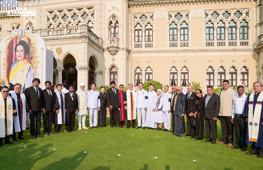 นายกฯ อนุทิน นำ ครม. ทำบุญตักบาตรถวายพระพันปีหลวง เนื่องในพระราชพิธีสตมวาร 100 วัน 10