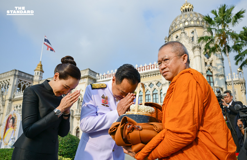 นายกฯ อนุทิน นำ ครม. ทำบุญตักบาตรถวายพระพันปีหลวง เนื่องในพระราชพิธีสตมวาร 100 วัน 2