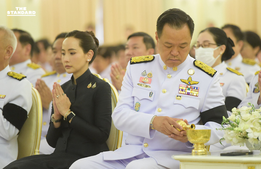 นายกฯ อนุทิน นำ ครม. ทำบุญตักบาตรถวายพระพันปีหลวง เนื่องในพระราชพิธีสตมวาร 100 วัน 4