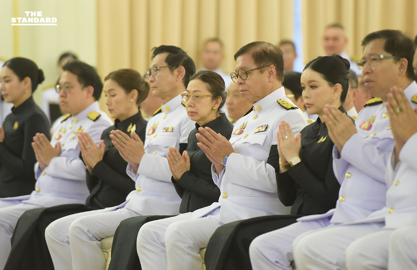 นายกฯ อนุทิน นำ ครม. ทำบุญตักบาตรถวายพระพันปีหลวง เนื่องในพระราชพิธีสตมวาร 100 วัน 5
