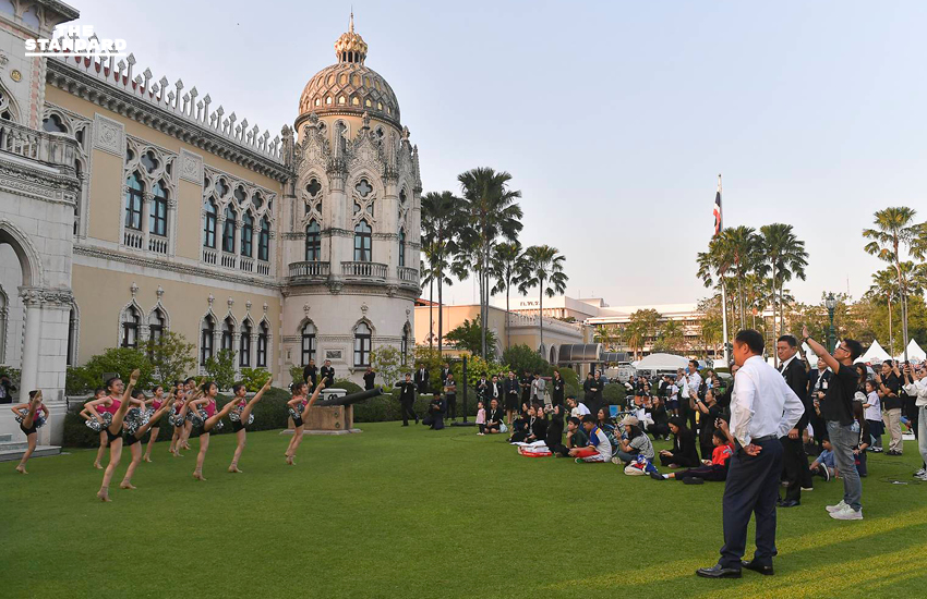 นายกฯ อนุทิน เปิดโอกาสบุตรหลาน ขรก. ทำเนียบรัฐบาล นั่งเก้าอี้นายกฯ ก่อนวันเด็กแห่งชาติ ให้โอวาทขอให้เติบโตมีคุณภาพ นำความรู้มารับใช้ชาติบ้านเมือง 3