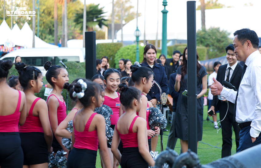 นายกฯ อนุทิน เปิดโอกาสบุตรหลาน ขรก. ทำเนียบรัฐบาล นั่งเก้าอี้นายกฯ ก่อนวันเด็กแห่งชาติ ให้โอวาทขอให้เติบโตมีคุณภาพ นำความรู้มารับใช้ชาติบ้านเมือง 4