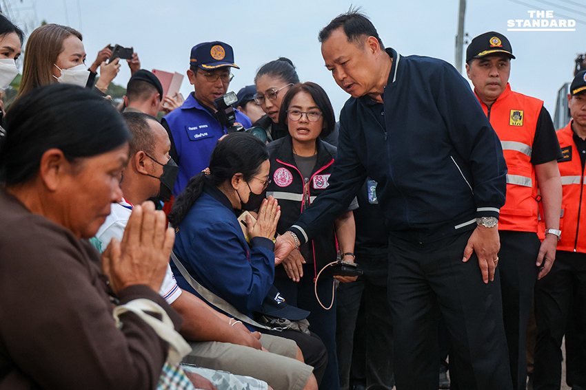 นายกรัฐมนตรีลงพื้นที่ โคราช สั่งเยียวยาขั้นสูงสุดเหตุเครนถล่มทับรถไฟด่วนพิเศษ กำชับ รฟท. สรุปผลสอบใน 15 วัน 2