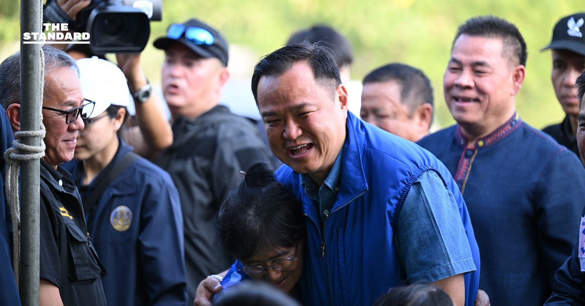 นายกฯ ลงพื้นที่ **สองพี่น้อง** สุพรรณบุรี ดูประตูระบายน้ำ หวังใช้งบกลางขยายทางน้ำ-เพิ่มประตูเขื่อน แก้น้ำท่วมระยะยาว